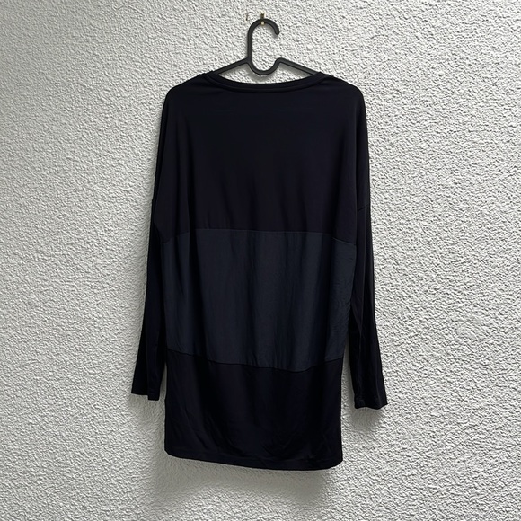 COS dual-textured long-sleeve pullover blouse in dark navy - Picture 2 of 6